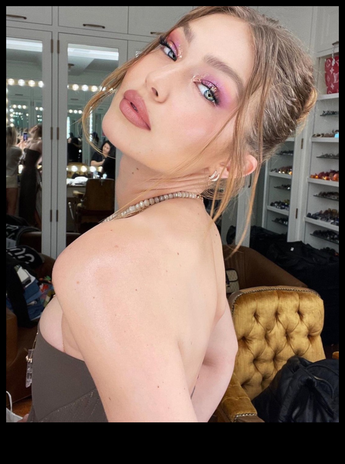 איפור גלאם הגשר בין אופנה ליופי 5 השפעת איפור גלאם על אופנה: גישור על הפער בין סגנון ליופי