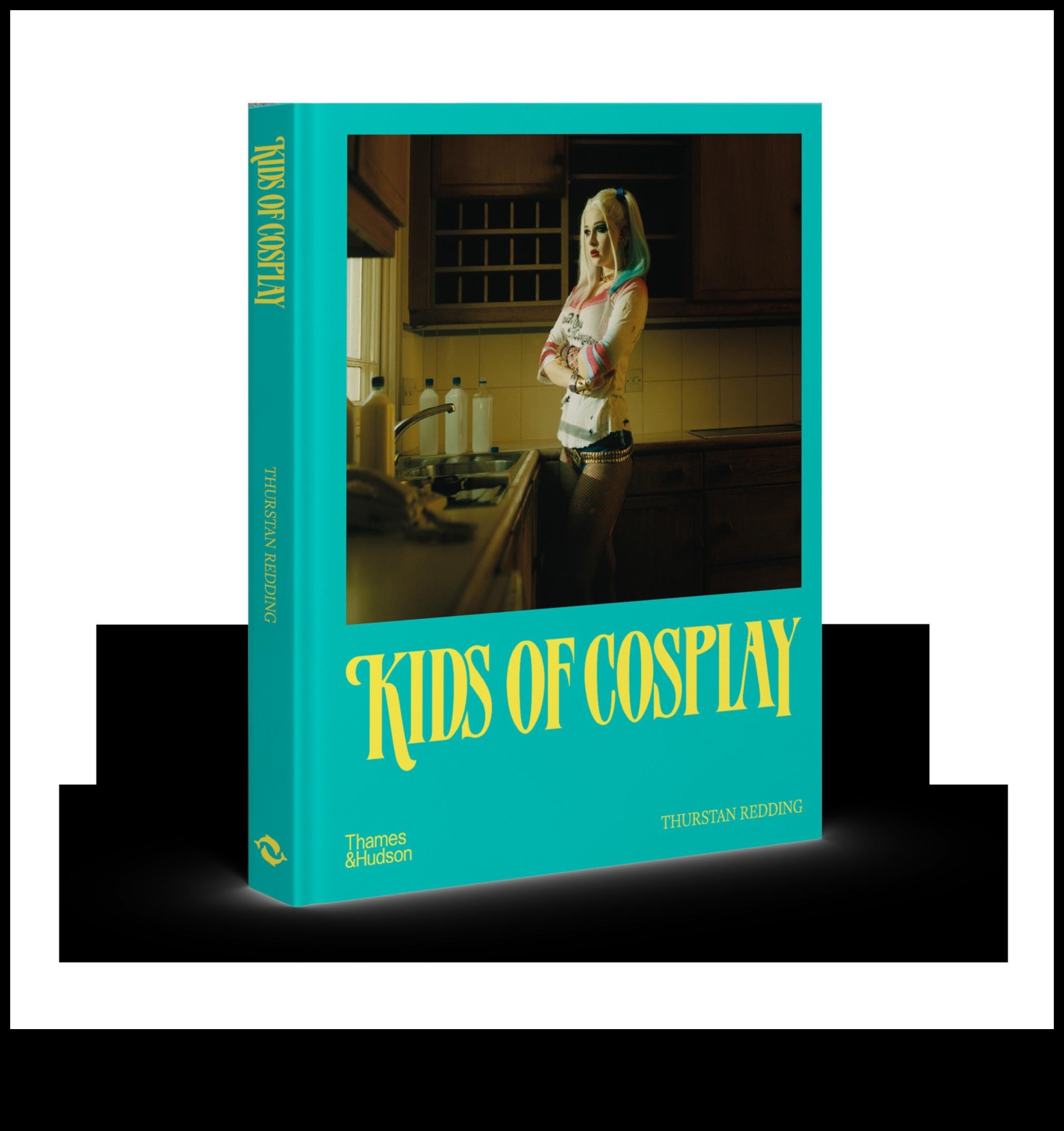 Epic Elegance Escapade: Writing Your Clothing Saga באומץ