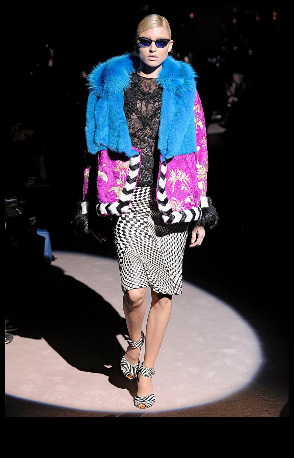 גלאם עולמי: רעיונות לתלבושת פיוז'ן תרבותית עבור ארון בגדים עולמי